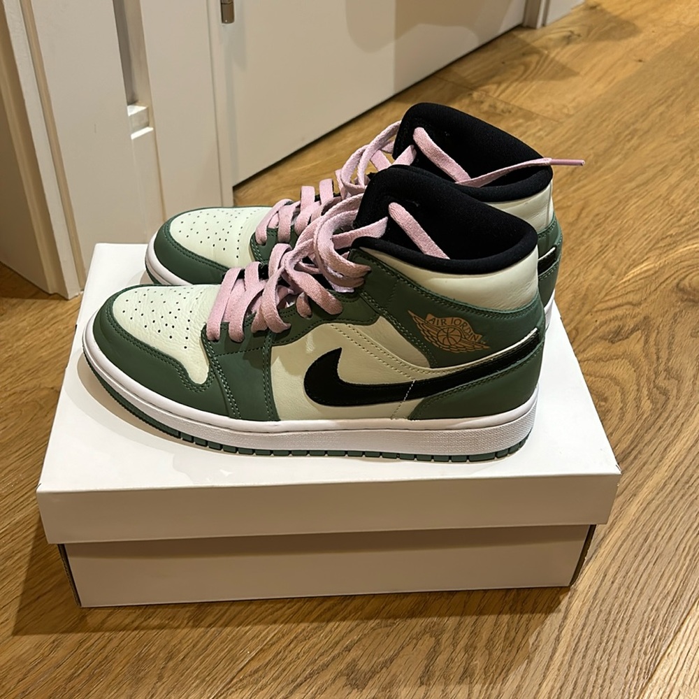 Never worn Jordan 1 Mid (Dutch Green) Women’s Sneaker - Size 8.5